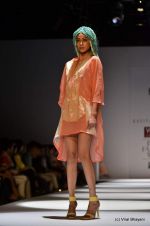 Model walk the ramp for Kavita Bhartia Show at Wills Lifestyle India Fashion Week 2012 day 2 on 7th Oct 2012 (26).JPG